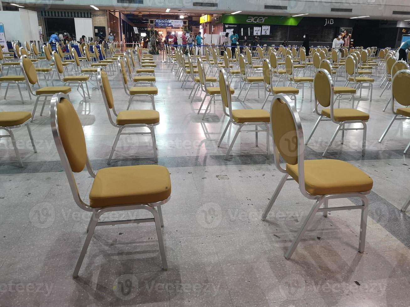 personas esperando para vacunarse virus-19 vacuna coronavirus no hay personas sentadas en la silla pathum thani, tailandia 8 de septiembre de 2021 foto