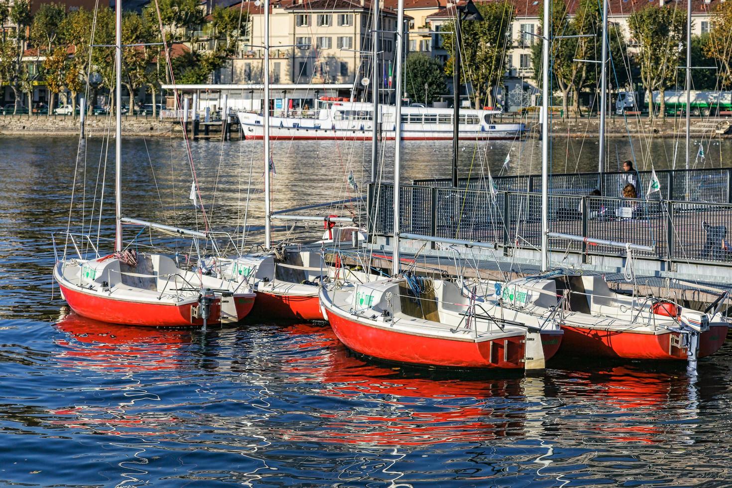 lecco, italia, 2010. barcos amarrados en el lago de como foto