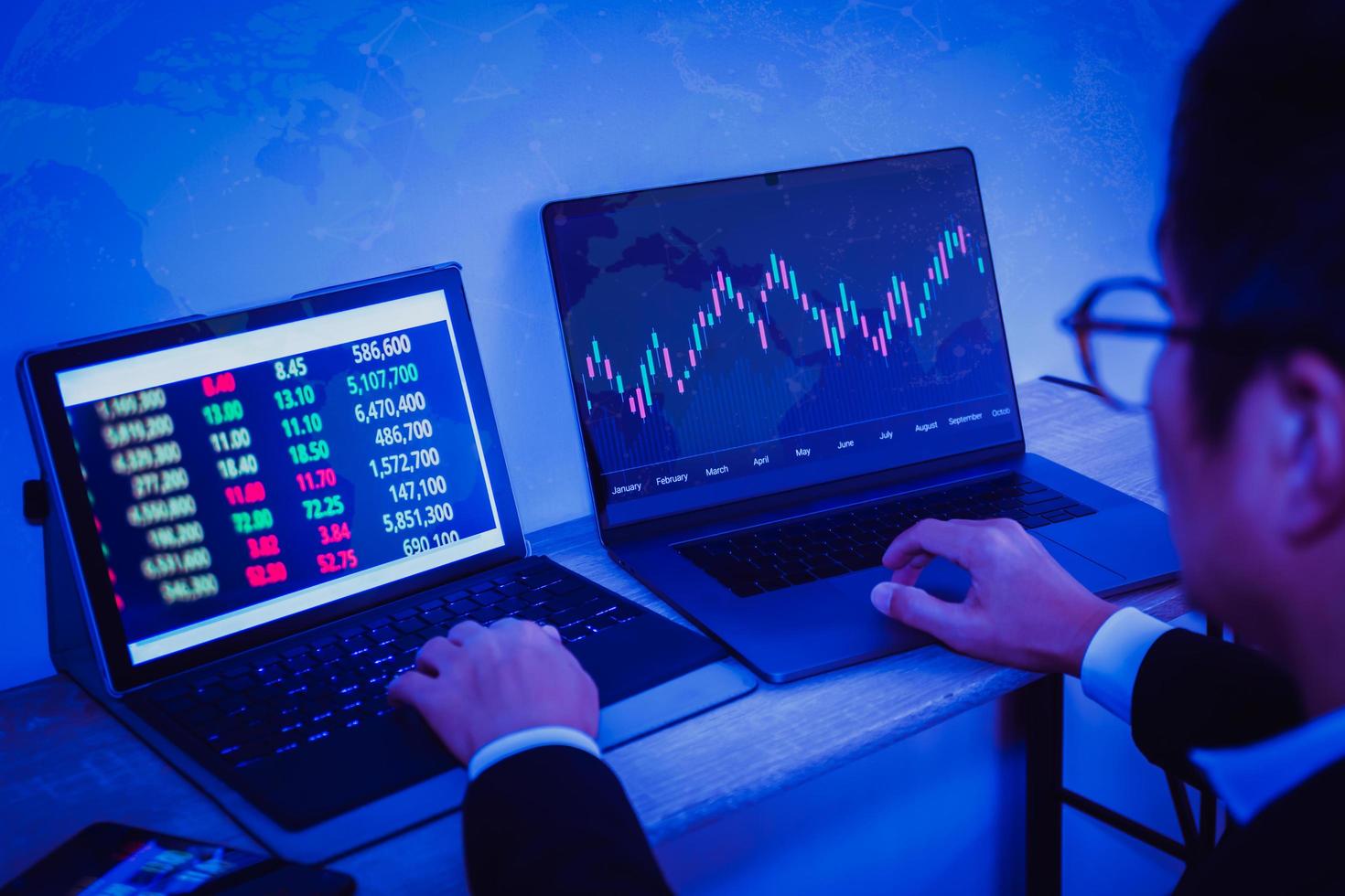 hombre de negocios con gráfico estadístico del análisis financiero del mercado de valores en la pantalla del portátil y el concepto de tecnología. foto