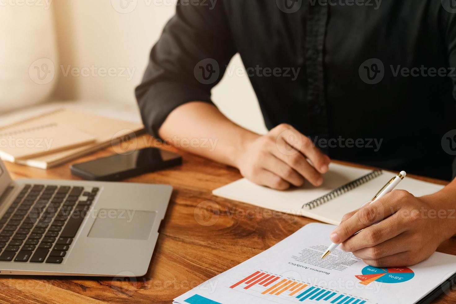 concepto de contabilidad. hombre de negocios que trabaja usando una computadora portátil analizando datos de ventas financieras y gráfico de crecimiento económico. en la cafetería. foto