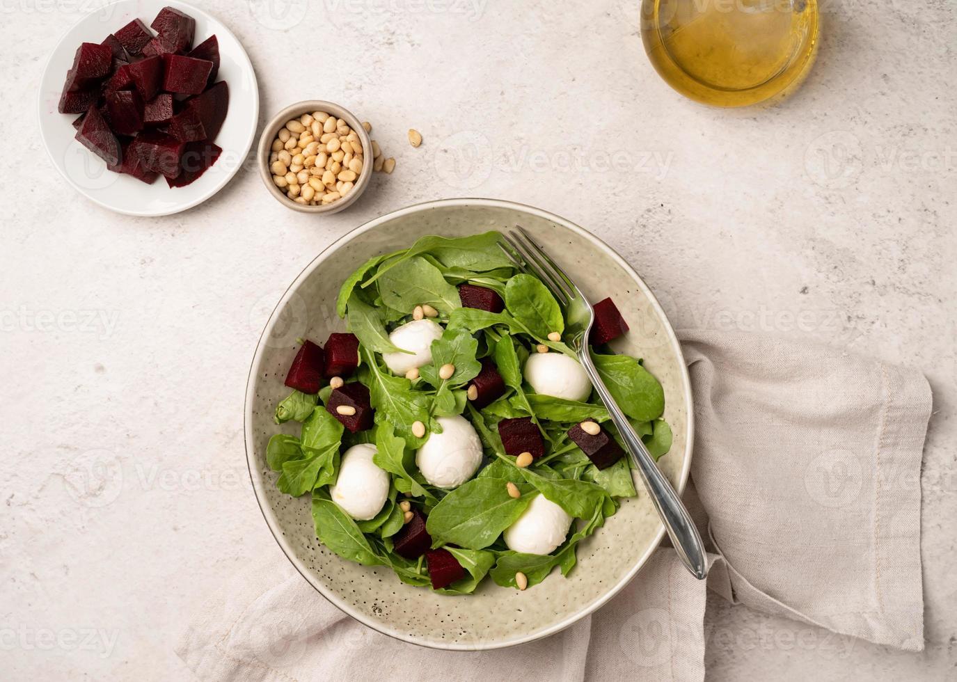 ensalada de remolacha, mozzarella y rúcula con vista superior de piñones foto