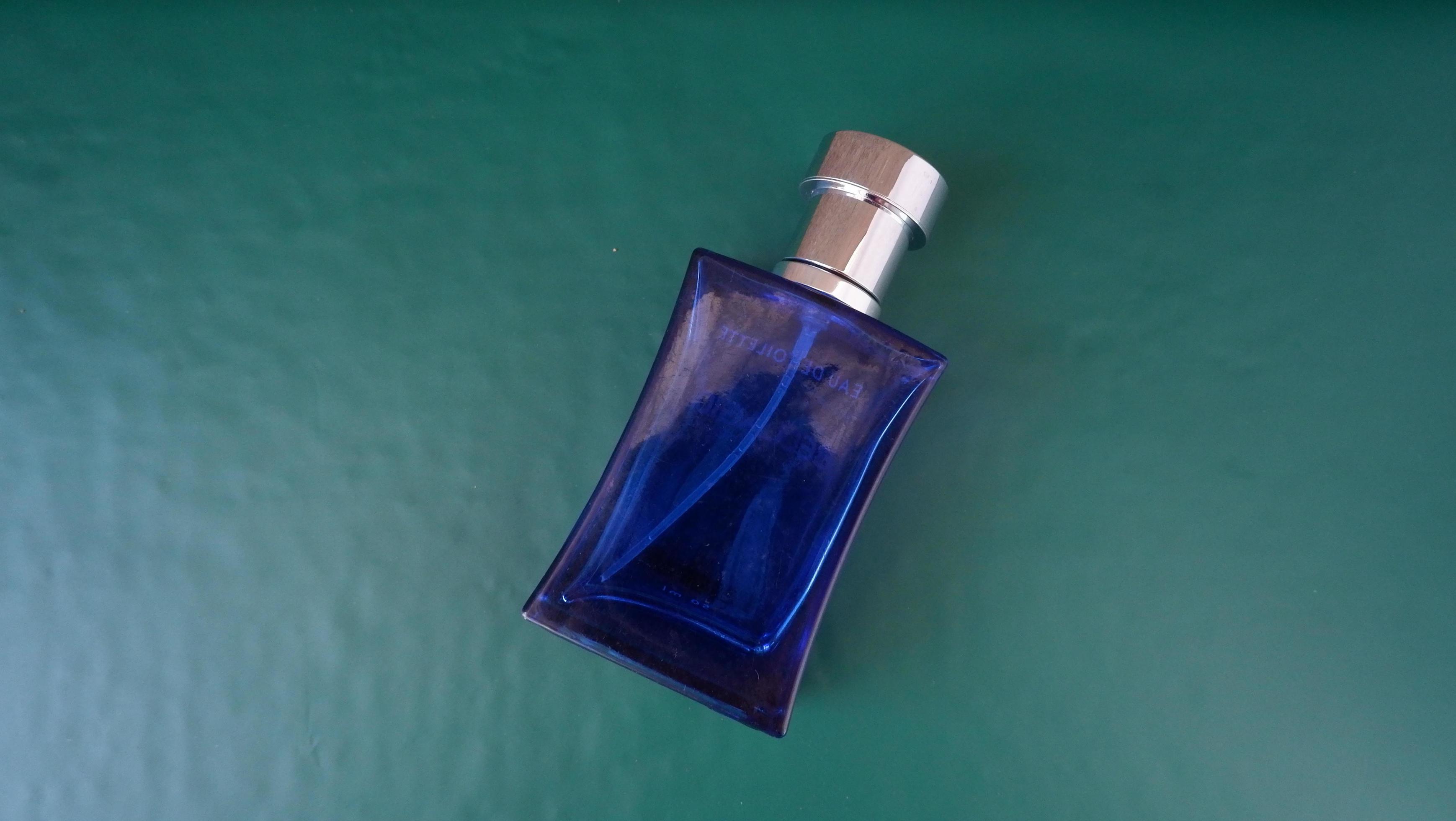 purple perfume bottle on green background 7467923 Stock Photo at Vecteezy