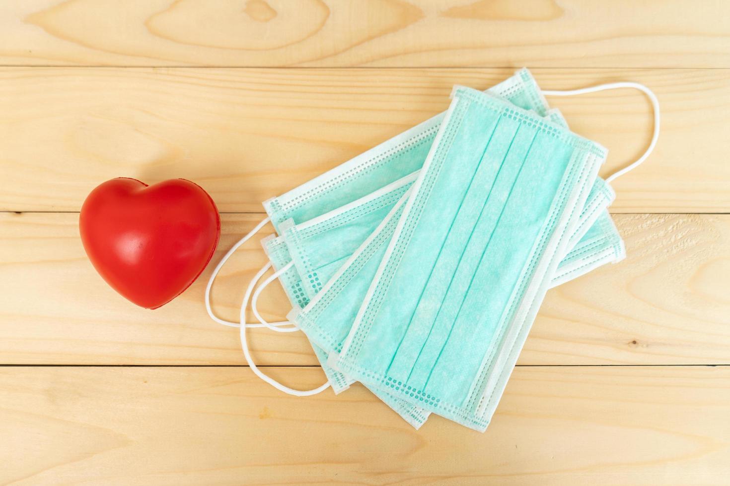 mascarilla quirúrgica con correas de goma para los oídos sobre fondo de madera.concepto de protección. foto