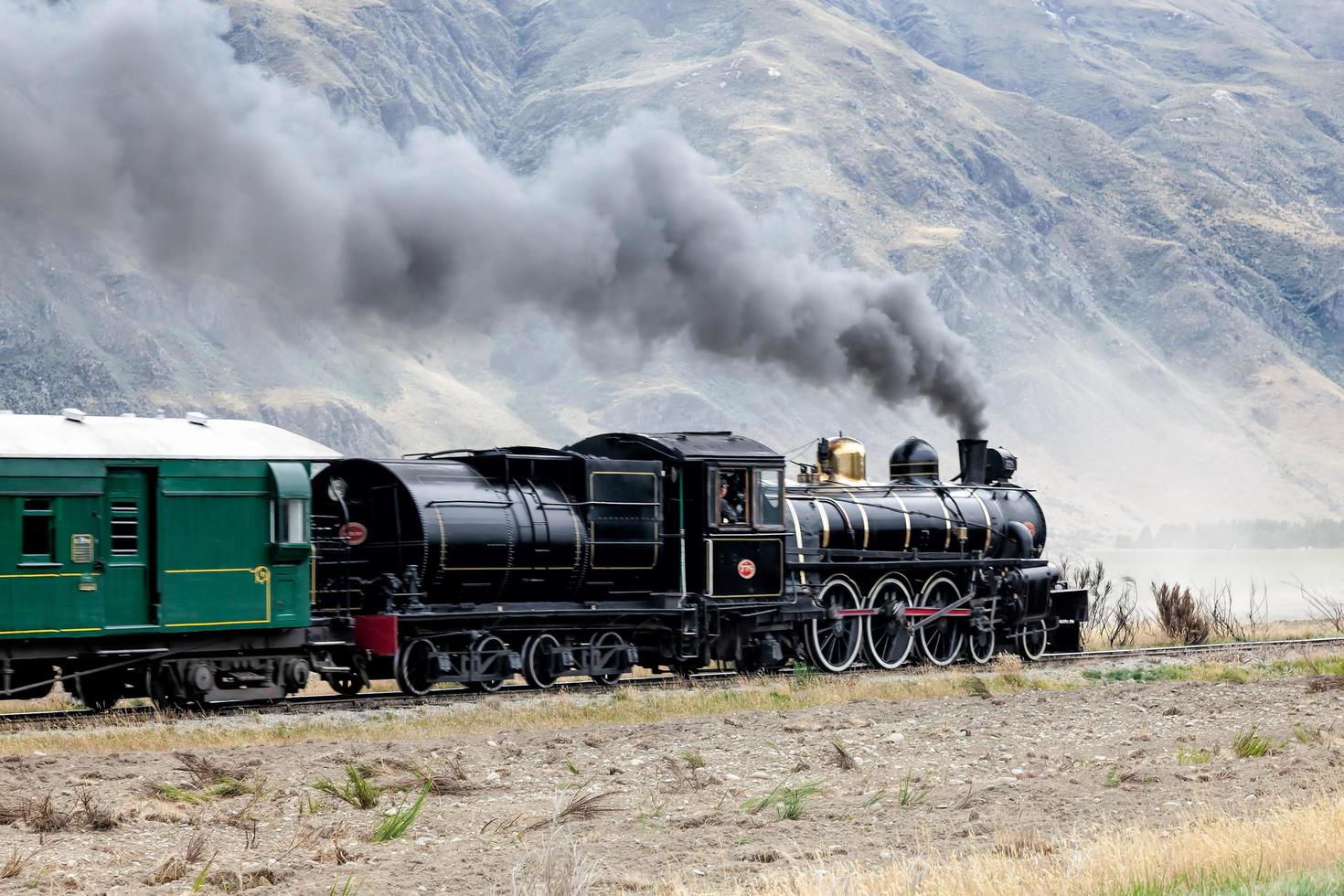 kingston, cerca del lago wakatipu, nueva zelanda, 2012. kingston flyer navegando por la llanura foto