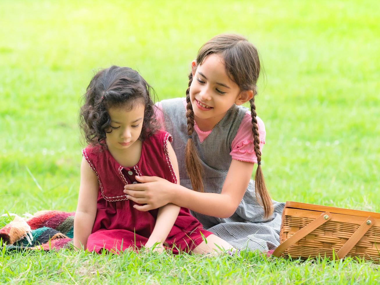 un grupo de niños pequeños de muchas nacionalidades juegan y aprenden fuera de la escuela foto