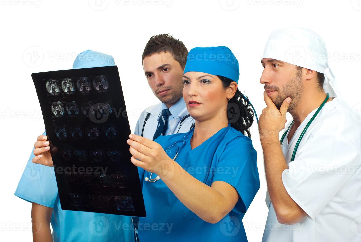 equipo de médicos mirando preocupados por mri foto