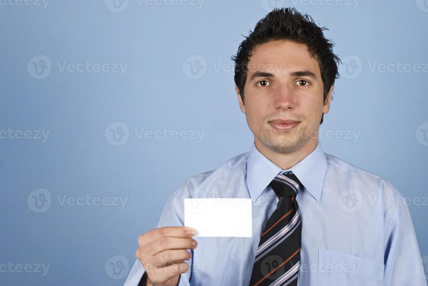 empresario sosteniendo una tarjeta en blanco foto