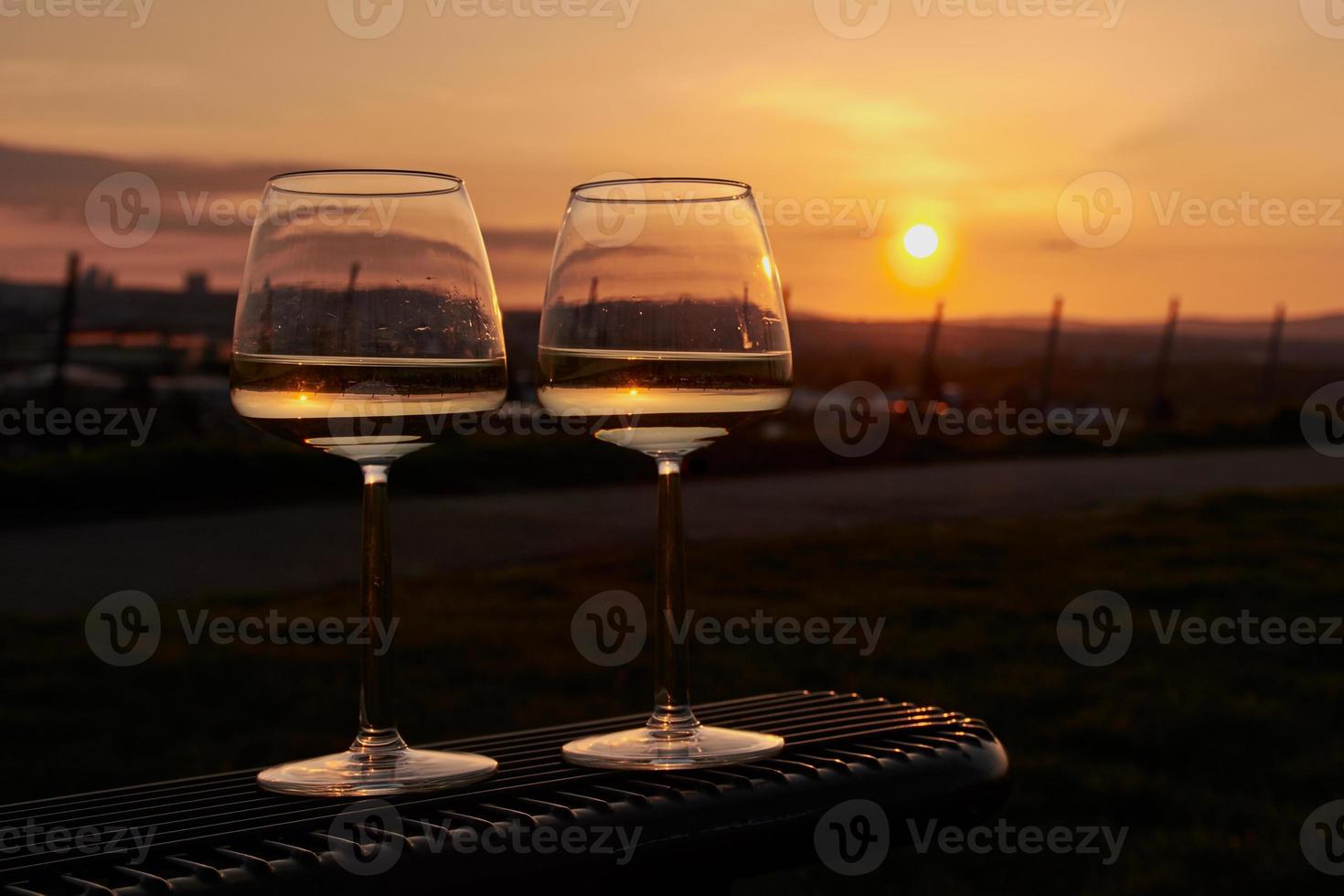 dos copas de vino al atardecer de mainz-hechtsheim en un viñedo foto