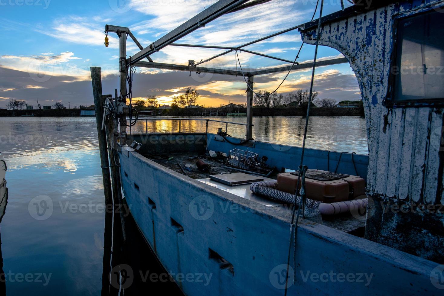 2021 11 27 delta del po atardecer y barco de pesca foto