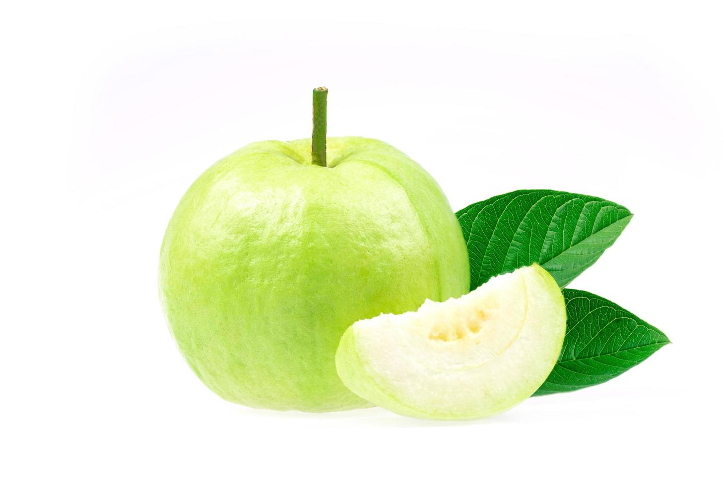 fruta de guayaba con hoja aislada sobre fondo blanco con trazado de recorte foto