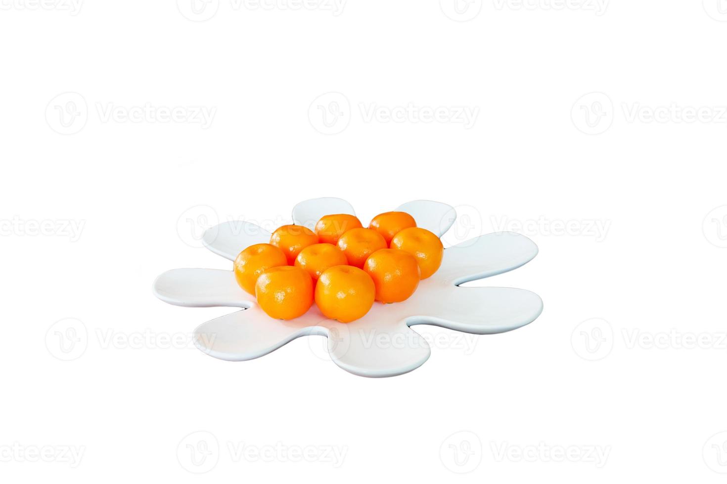 fruta naranja en plato blanco sobre fondo blanco. foto