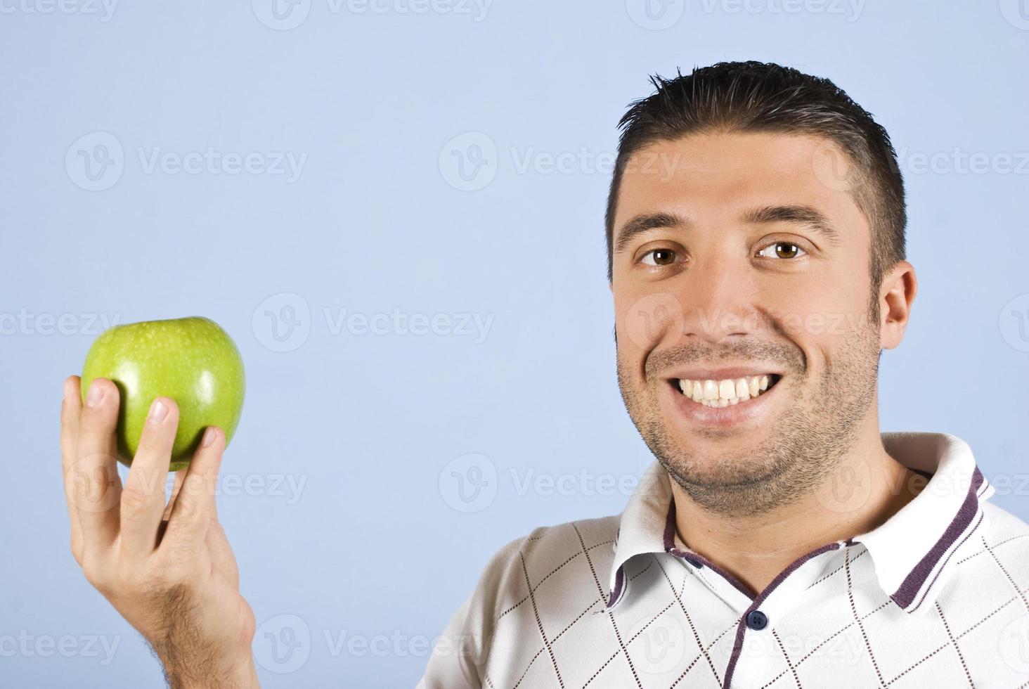 hombre con manzana verde foto