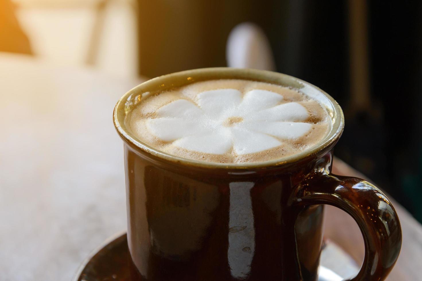 café capuchino caliente en la cafetería foto