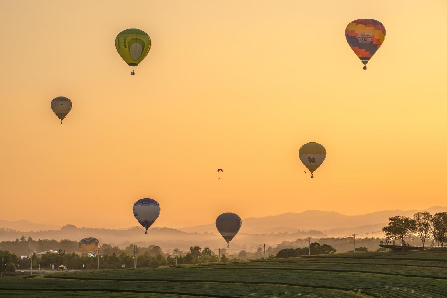 chiangrai, tailandia - 26 de noviembre de 2014 - desafío de globos aerostáticos en singha park chiangrai en farm festival 2014 foto