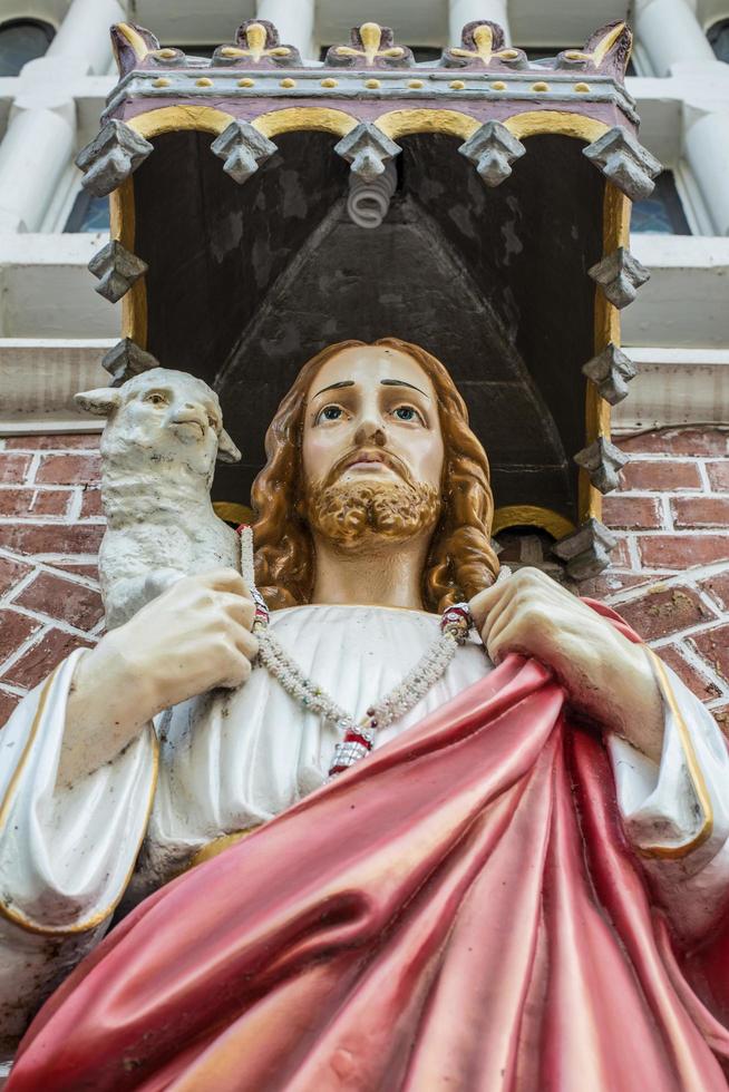 la estatua de jesús frente a la catedral de santa maría en yangon, myanmar. foto