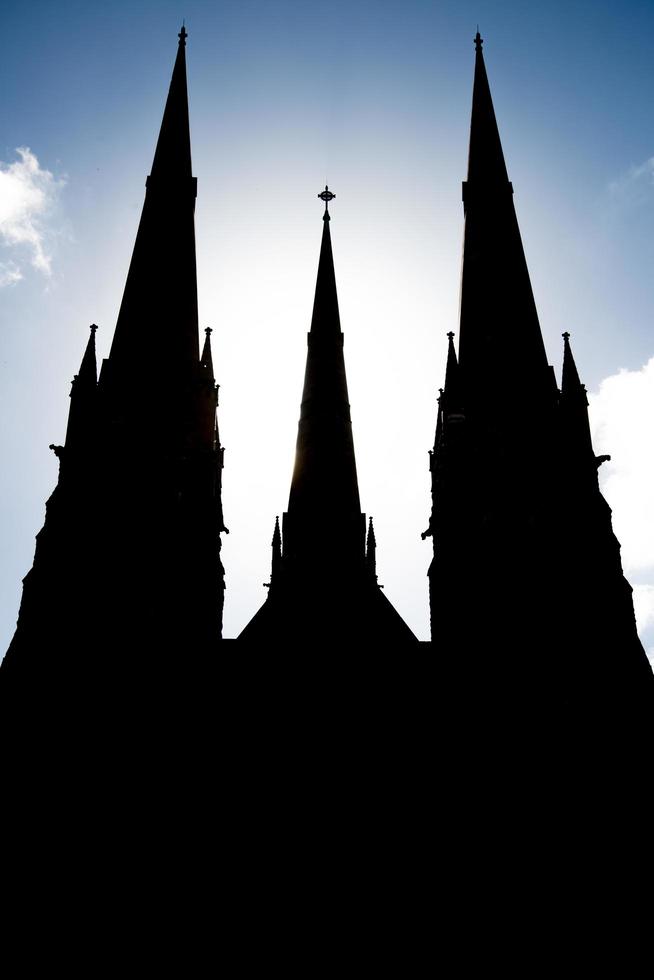 la silueta de la catedral de san patricio en melbourne, australia. foto