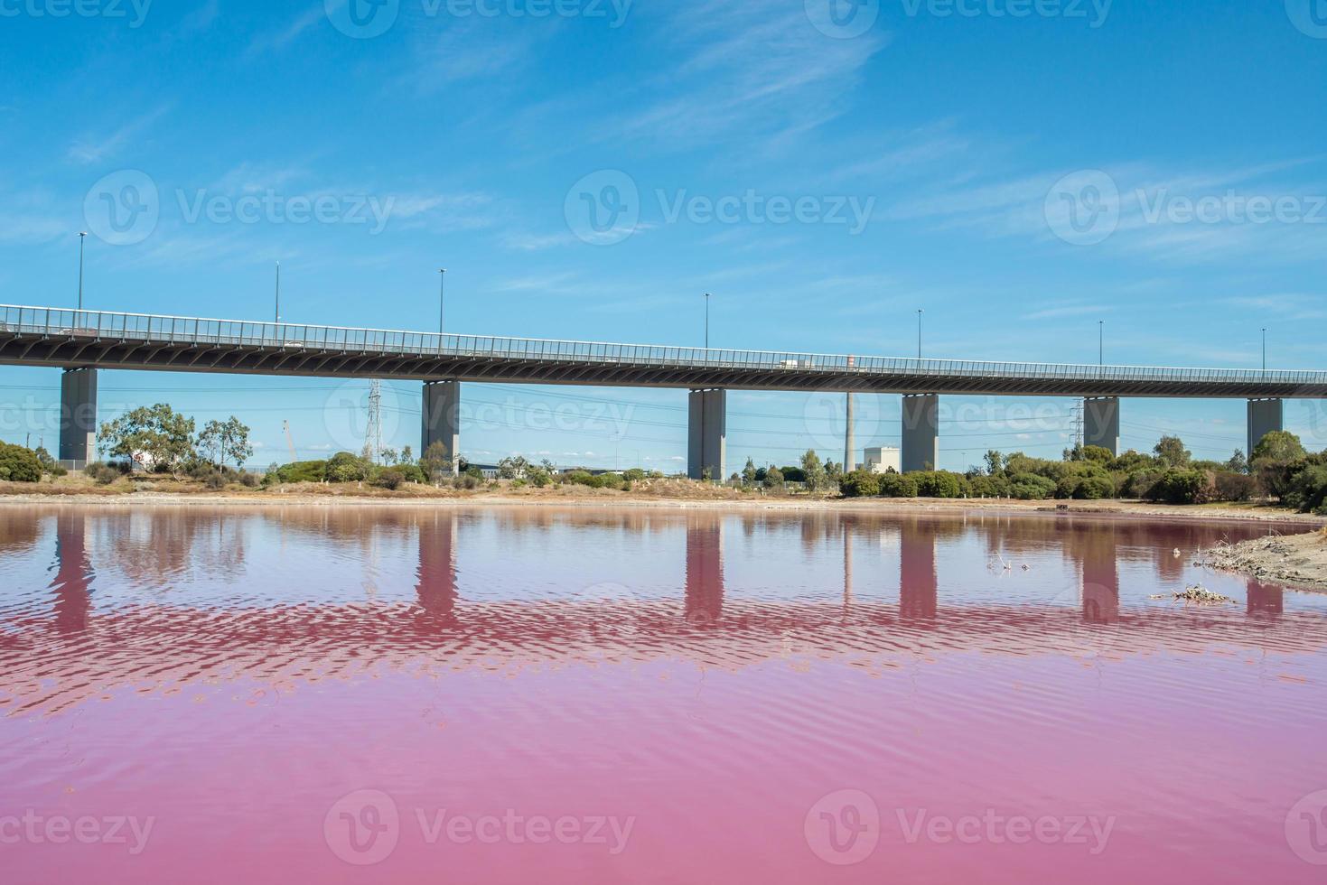 la vista del paisaje del lago rosa salado en el parque west gate, melbourne, estado de victoria de australia. foto