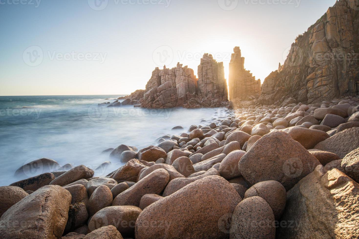 la roca de los pináculos en el cabo woolamai, uno de los lugares de mayor atracción turística en la isla phillip del estado de victoria, australia, al atardecer. foto