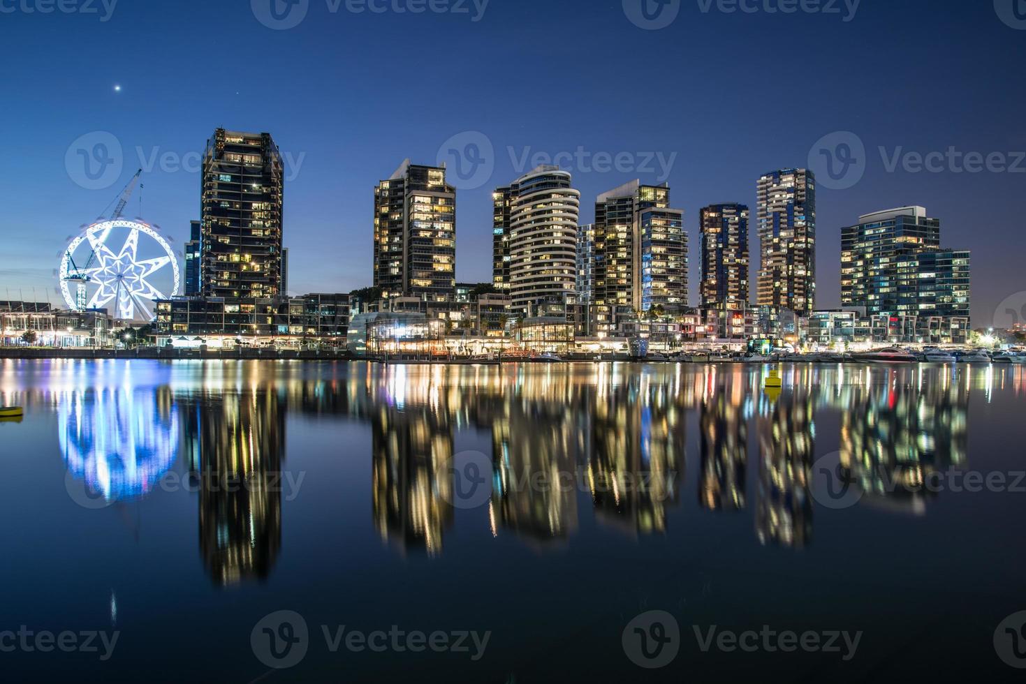 el reflejo de la zona costera de los muelles en melbourne por la noche, australia. foto