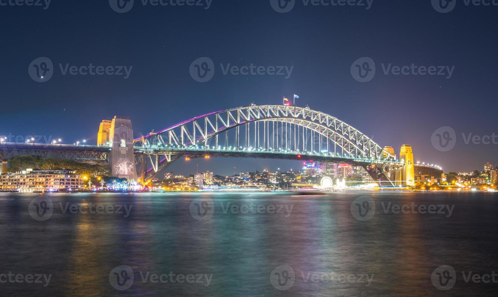el puente del puerto se ilumina en el festival vivid sydney en sydney, nueva gales del sur, australia. foto