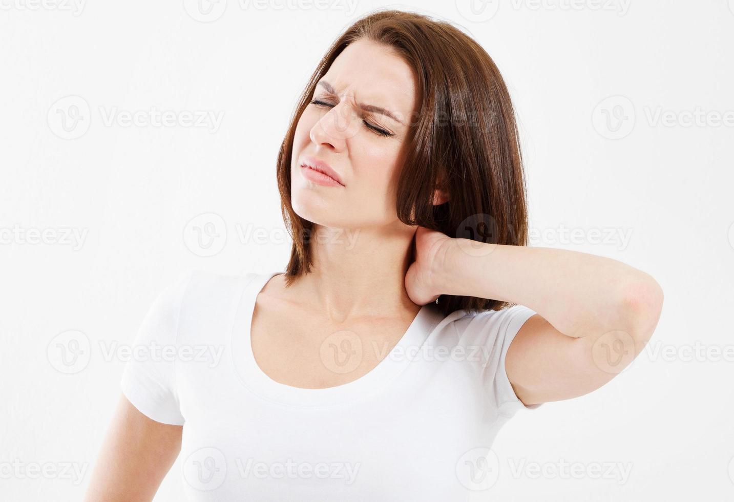 mujer con dolor de cuello aislado sobre fondo blanco. foto