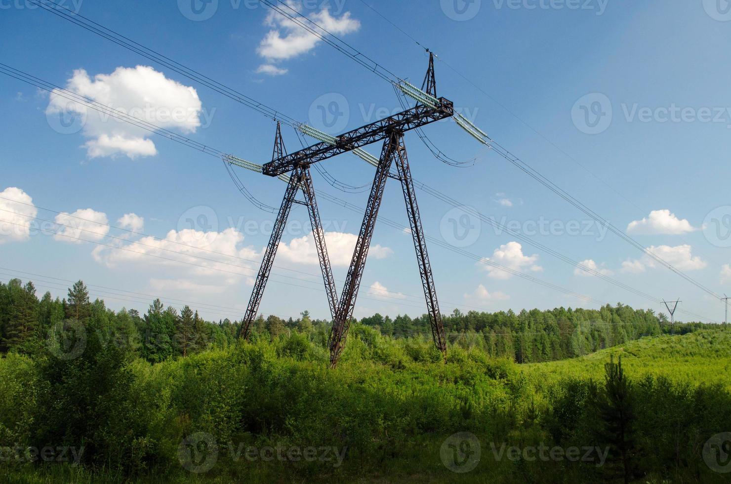 líneas eléctricas en las laderas de las montañas contra el fondo del bosque. foto