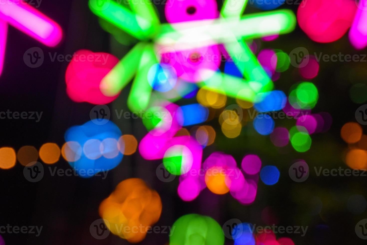 las luces nocturnas y los colores las atracciones y la decoración y la luz bokeh foto