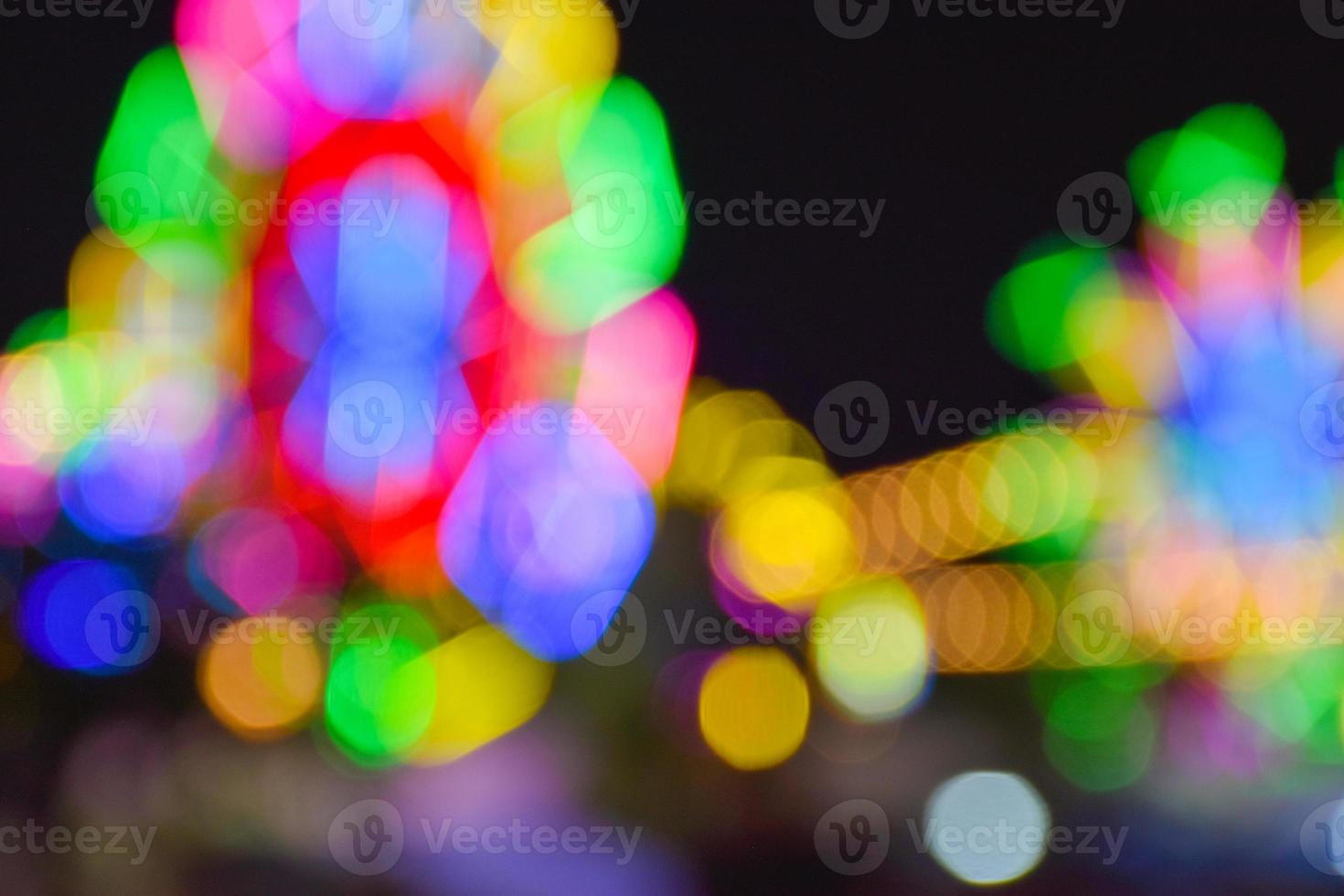 las luces y los colores de la noche las atracciones y la decoración y el bokeh foto