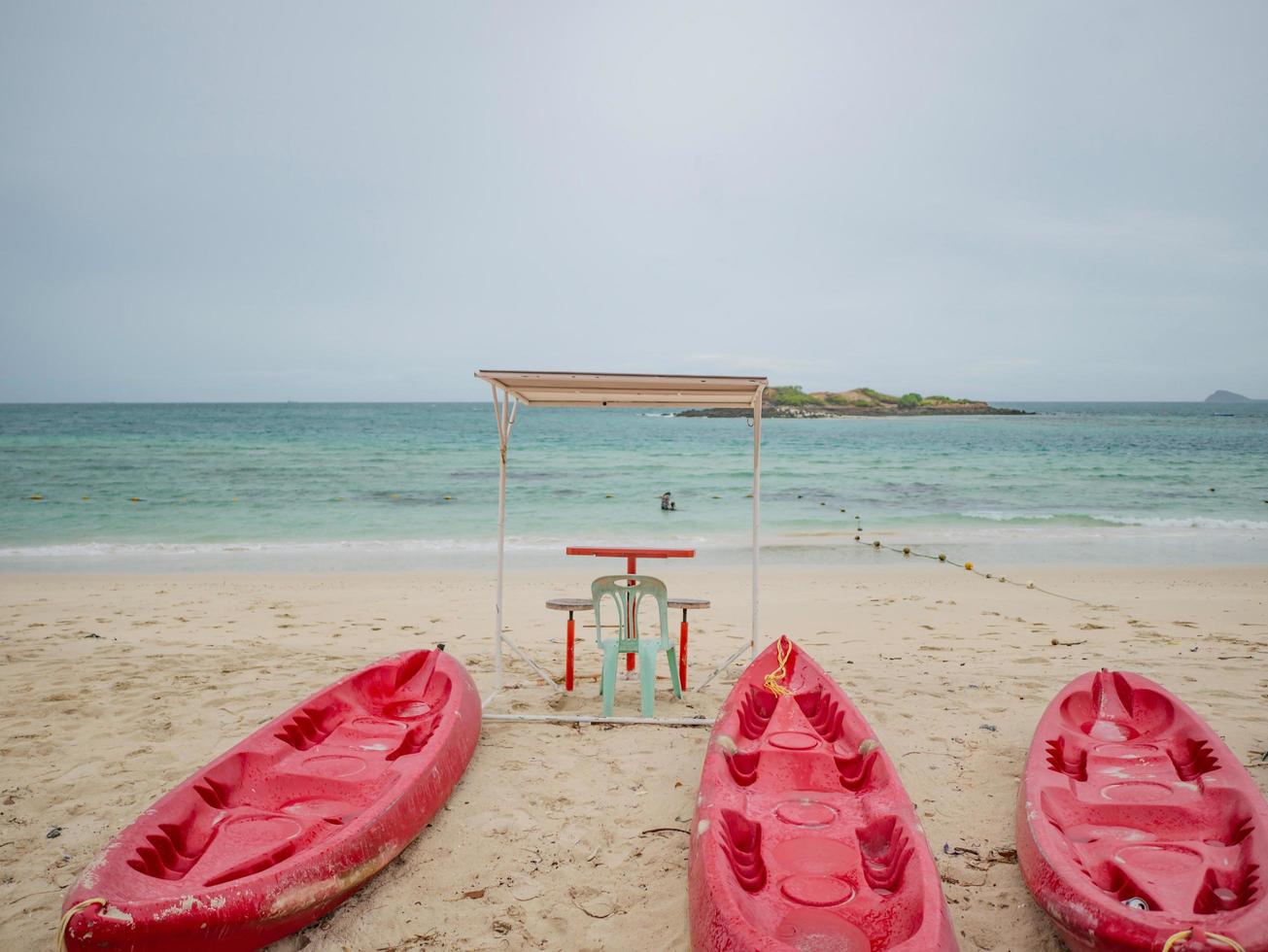 bote de kayak en una playa idílica en tiempo de vacaciones foto