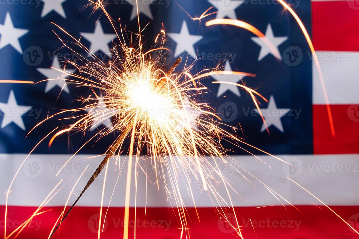 concepto para celebrar la independencia estadounidense o el día conmemorativo. bengala sobre un fondo de bandera americana. foto