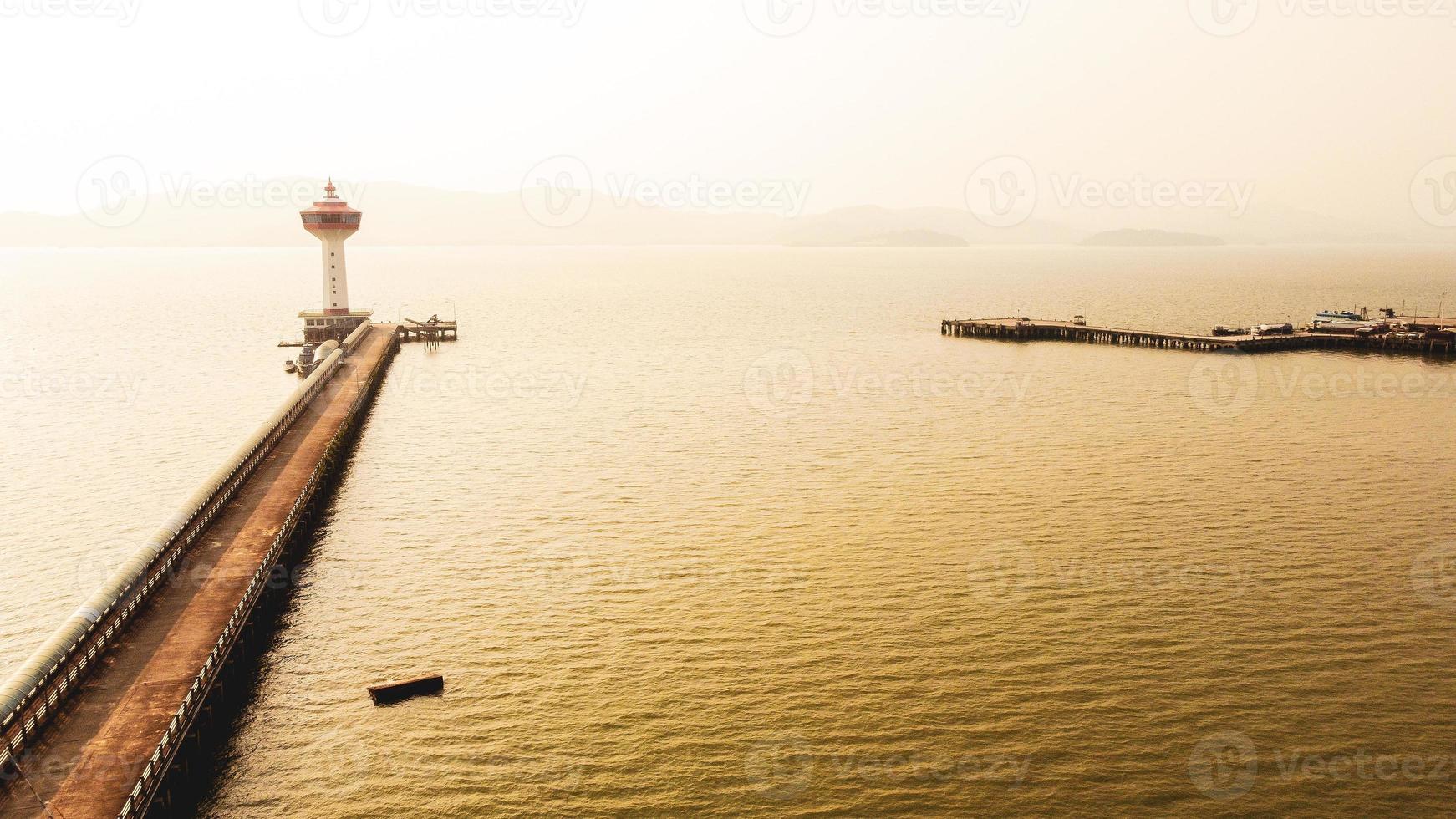 faro azul, vista del atardecer. puesta de sol del faro a la vista de la tarde. tailandia foto