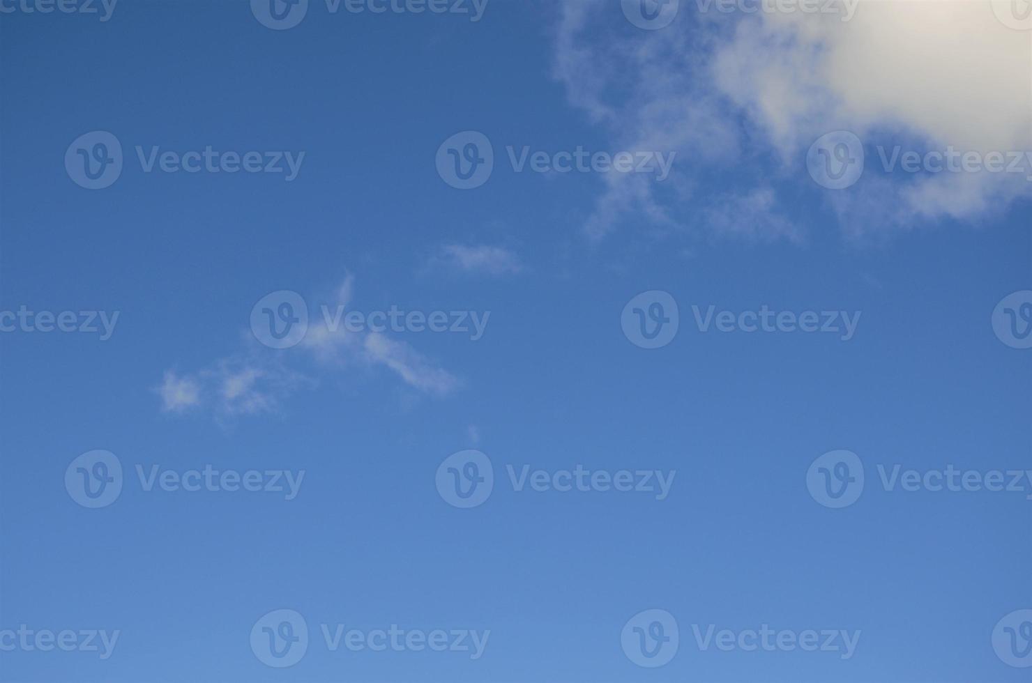 fondo de cielo azul con nubes blancas, minimalismo foto