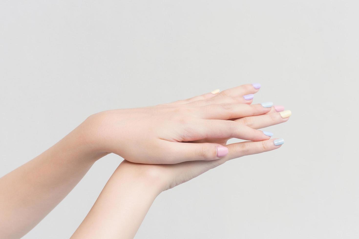 hermosa mano femenina, mano femenina aplicando loción o crema de manos para el cuidado de las manos en concepto de spa y manicura. foto