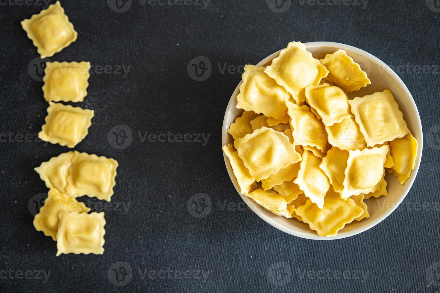 ravioles de pasta rellenos de forma cuadrada plato italiano comida fresca bocadillo en la mesa espacio de copia fondo de comida foto