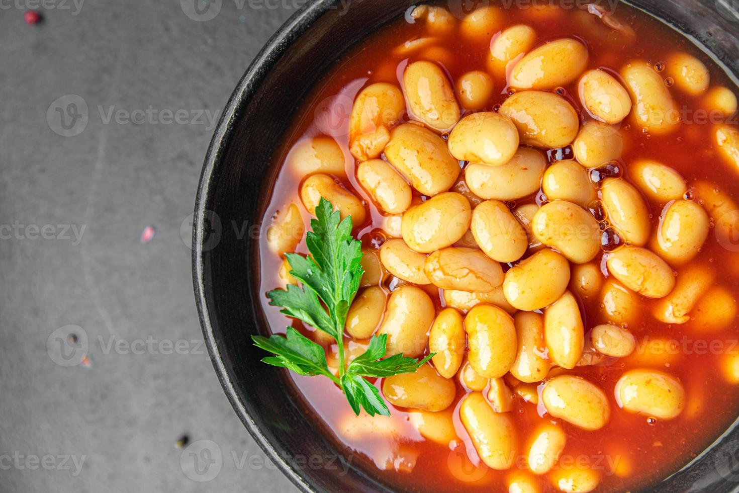 frijoles salsa de tomate plato de frijoles comida bocadillo en la mesa espacio de copia foto