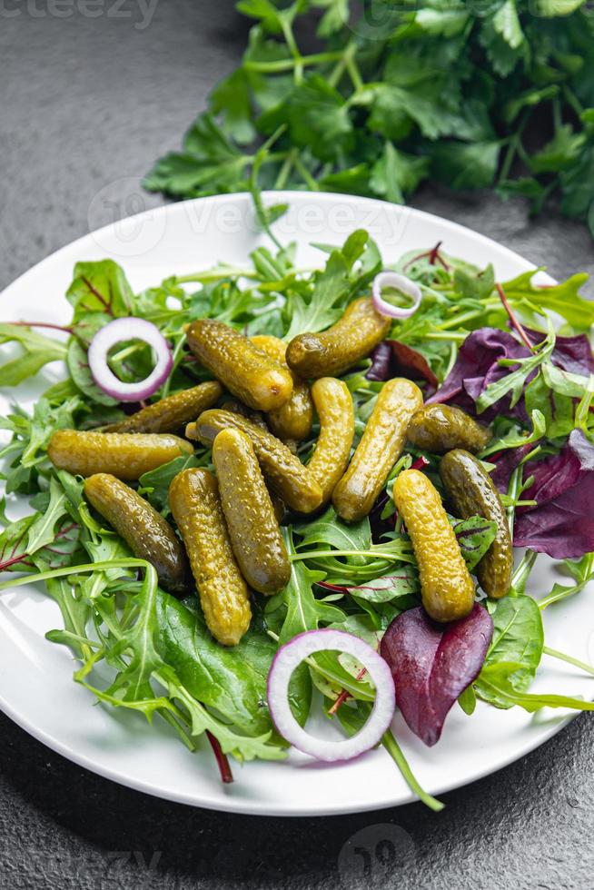 Ensalada de pepinillos, pepino, hojas verdes saladas, mezcla de comida fresca, comida, dieta, refrigerio en la mesa, espacio de copia foto