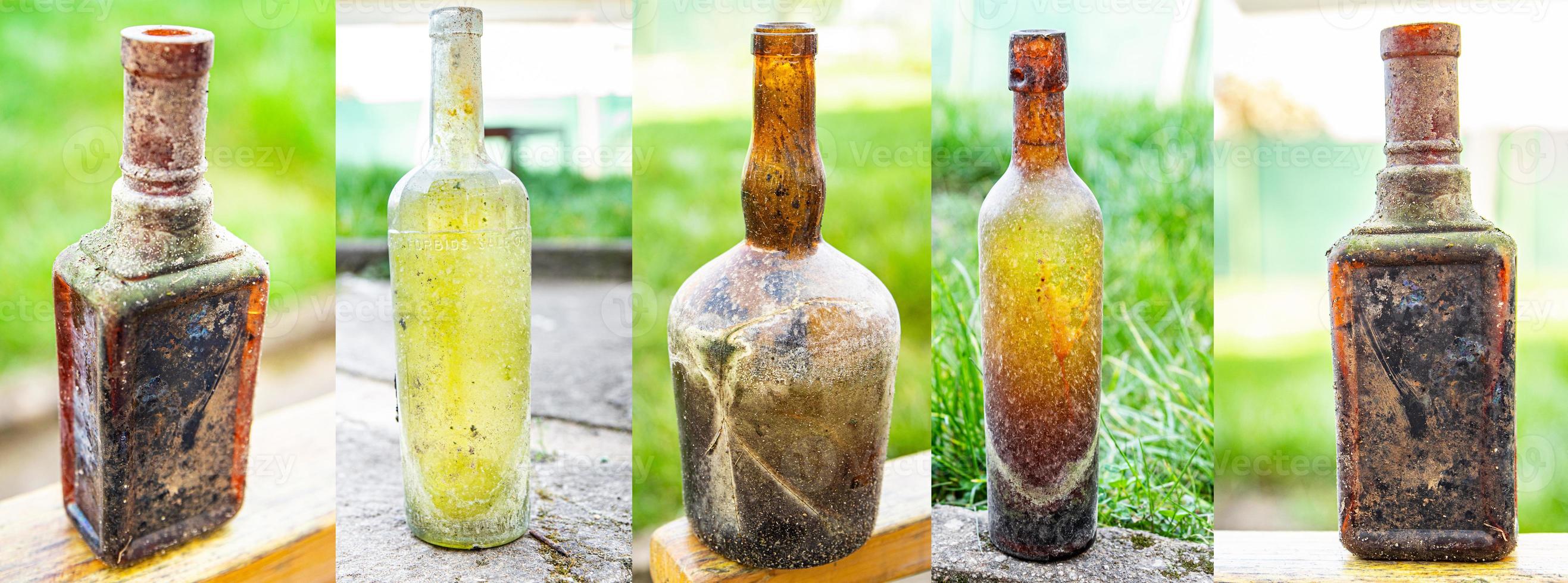 botella de vidrio vintage cristalería, botellas de vino vacías utensilios de cocina sucios espacio de copia foto