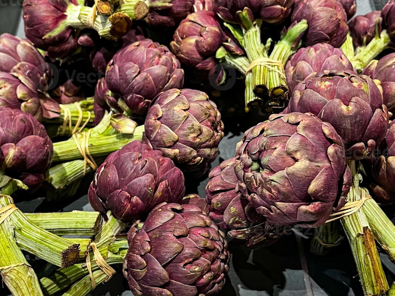 alcachofa fruta madura fresca mostrador en el mercado tienda comida saludable comida dieta snack veggie vegano o comida vegetariana espacio de copia foto