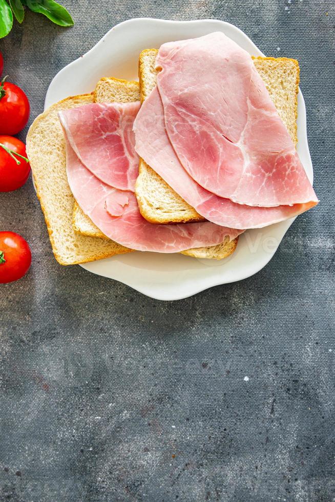 Sándwich de carne comida rápida jamón salchicha de cerdo comida fresca comida bocadillo en la mesa espacio de copia comida foto