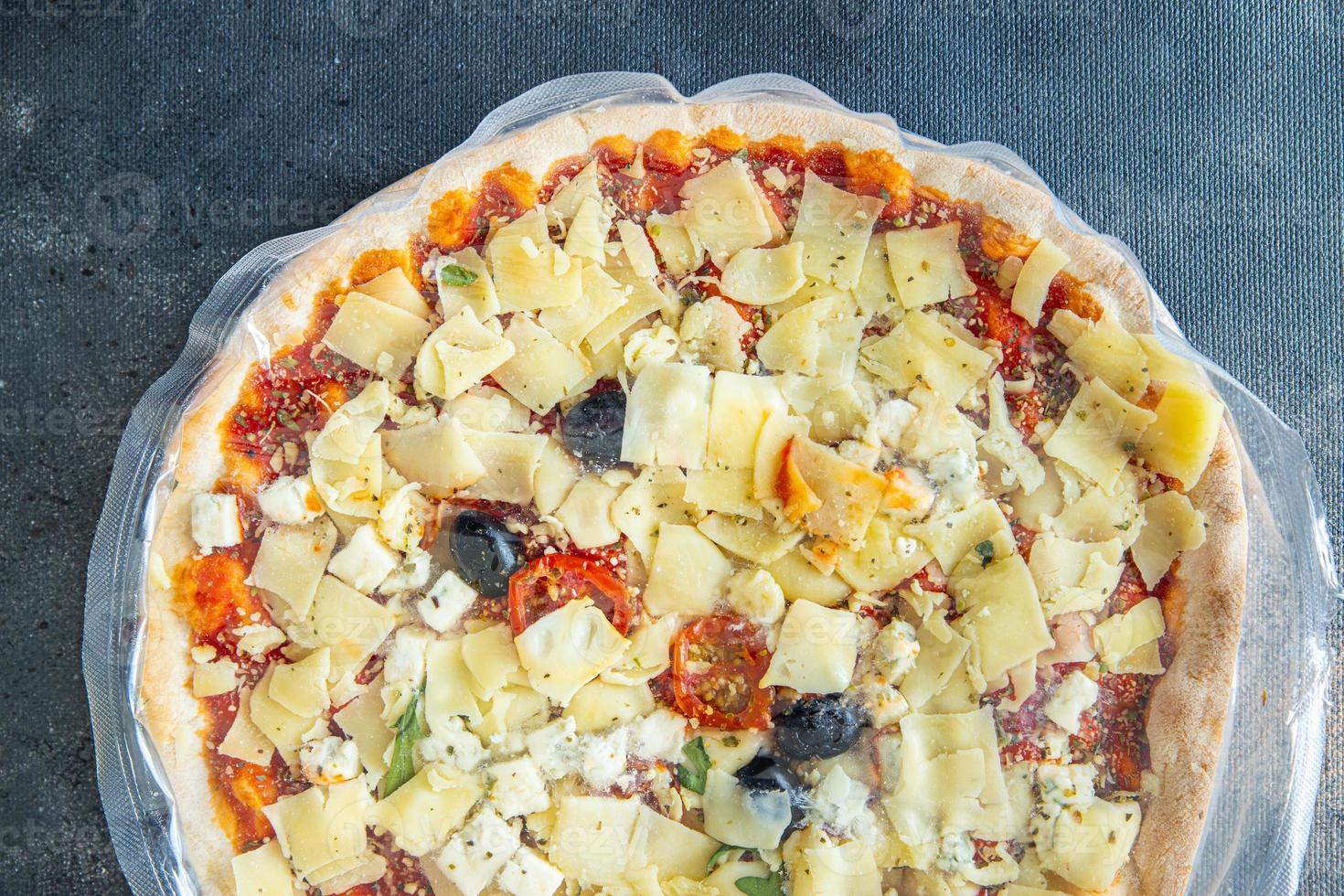 pizza comida congelada embalaje película celofán descongelar comida fresca comida bocadillo en la mesa espacio de copia foto