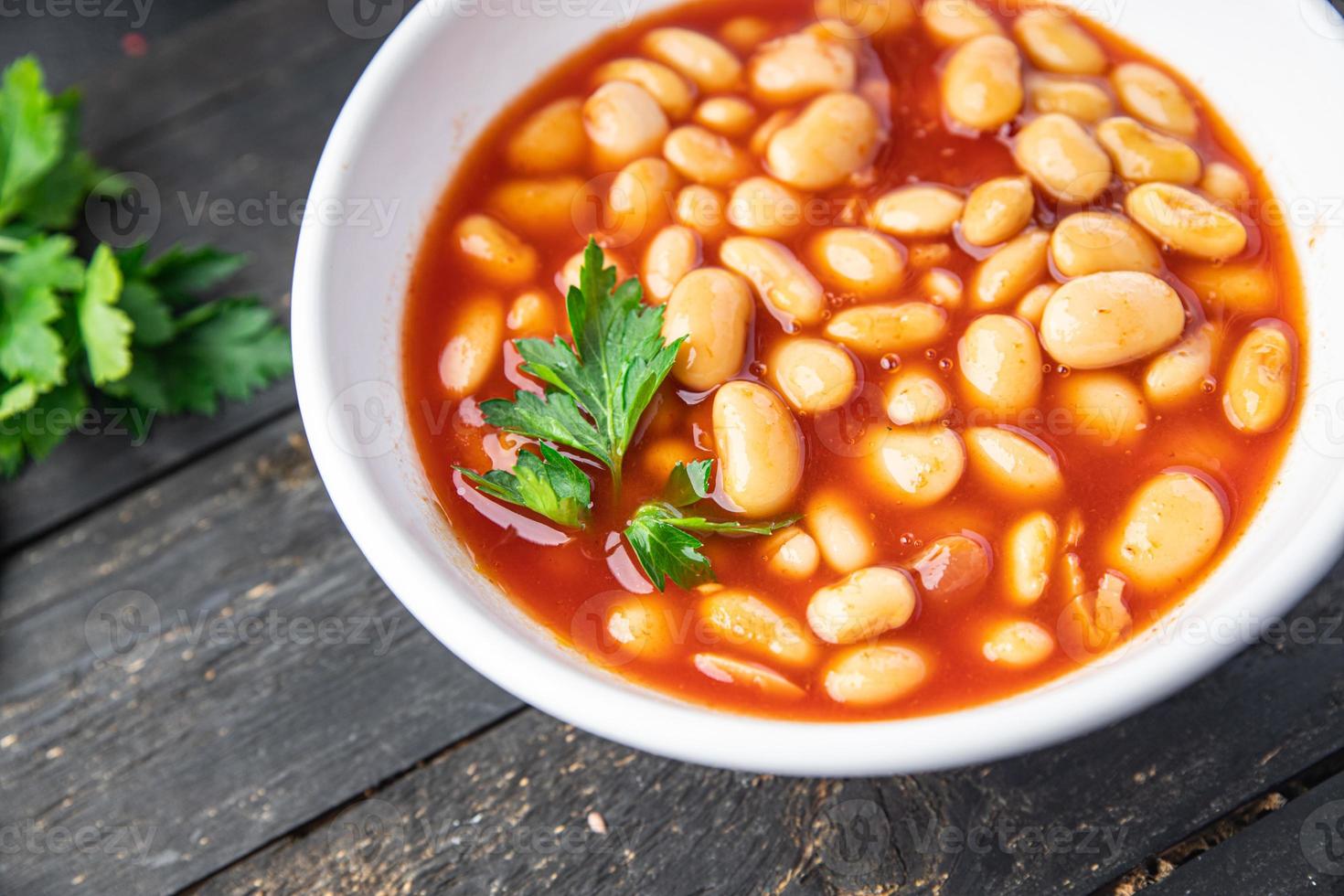 frijoles salsa de tomate plato de frijoles comida bocadillo en la mesa espacio de copia foto