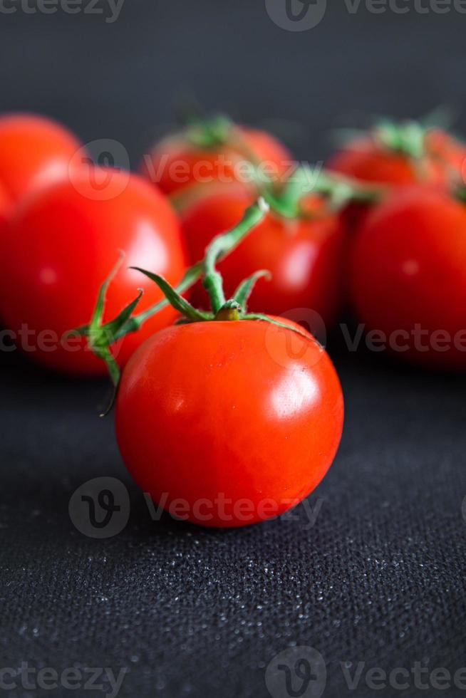 tomate cereza verde rama vegetal fresco saludable comida comida bocadillo en la mesa espacio de copia foto