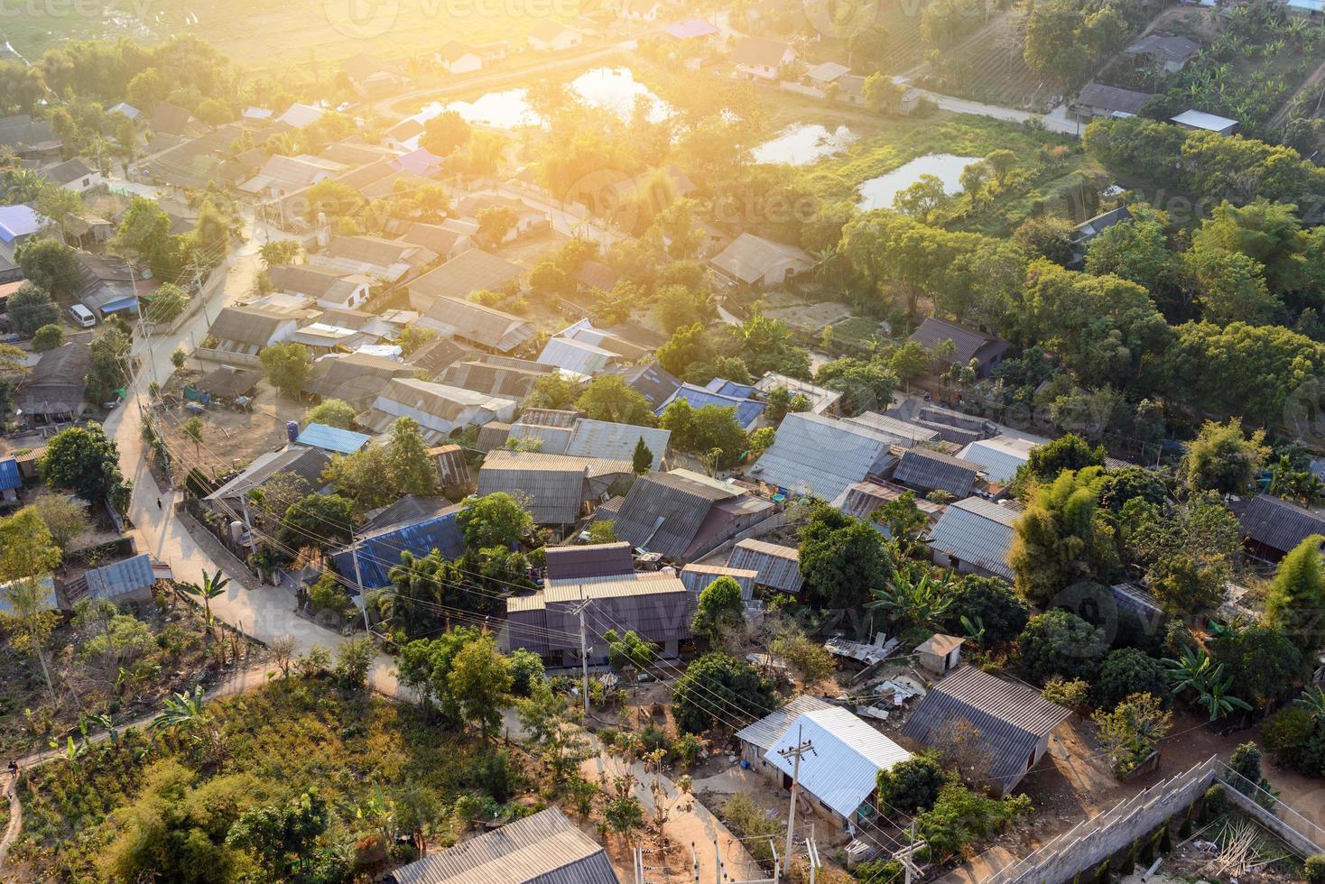 puesta de sol de casas de campo entre las montañas del bosque en la zona rural del norte de tailandia foto