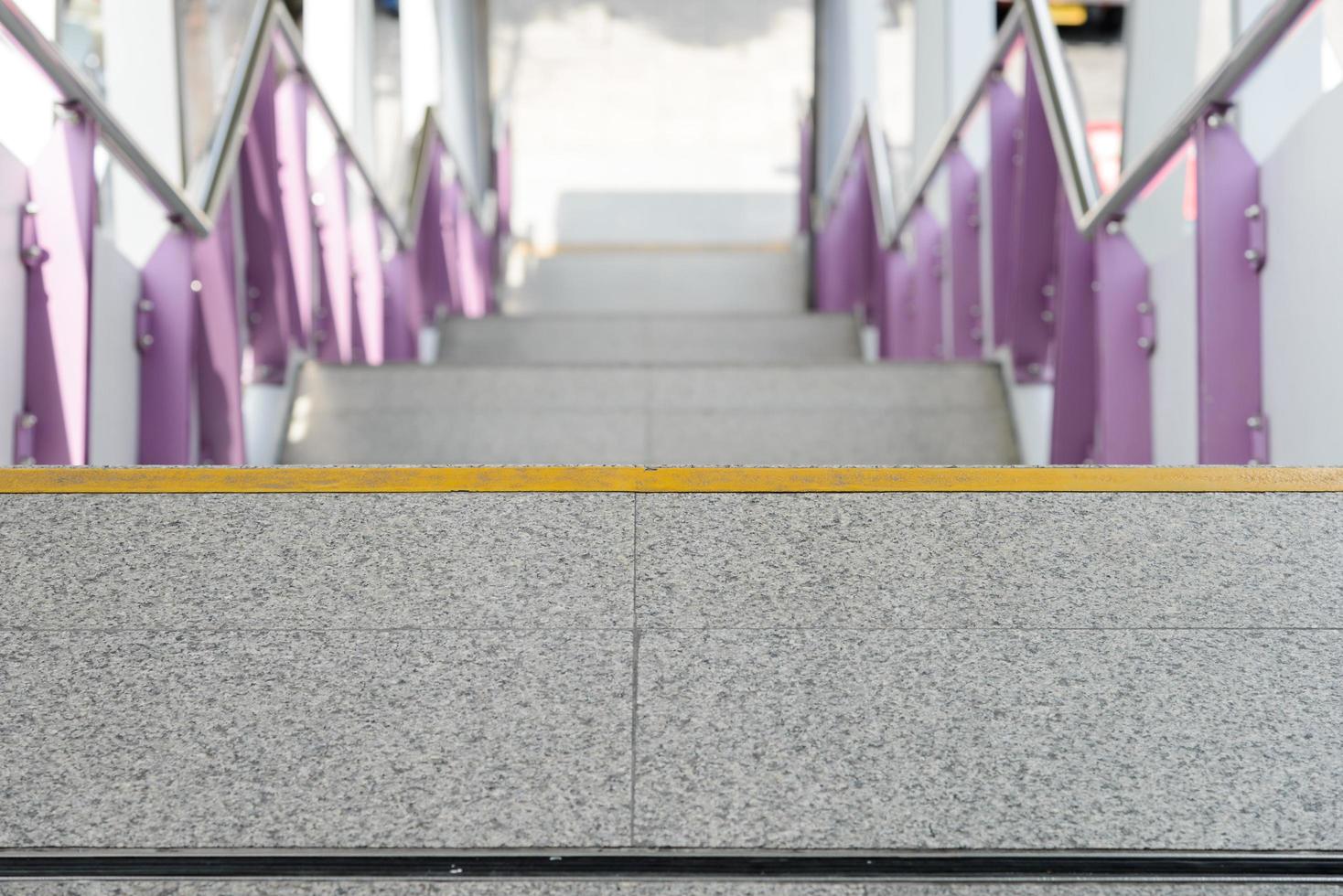 cerrar y detallar las escaleras vacías de la estación de tren eléctrico - concepto de ciudad foto