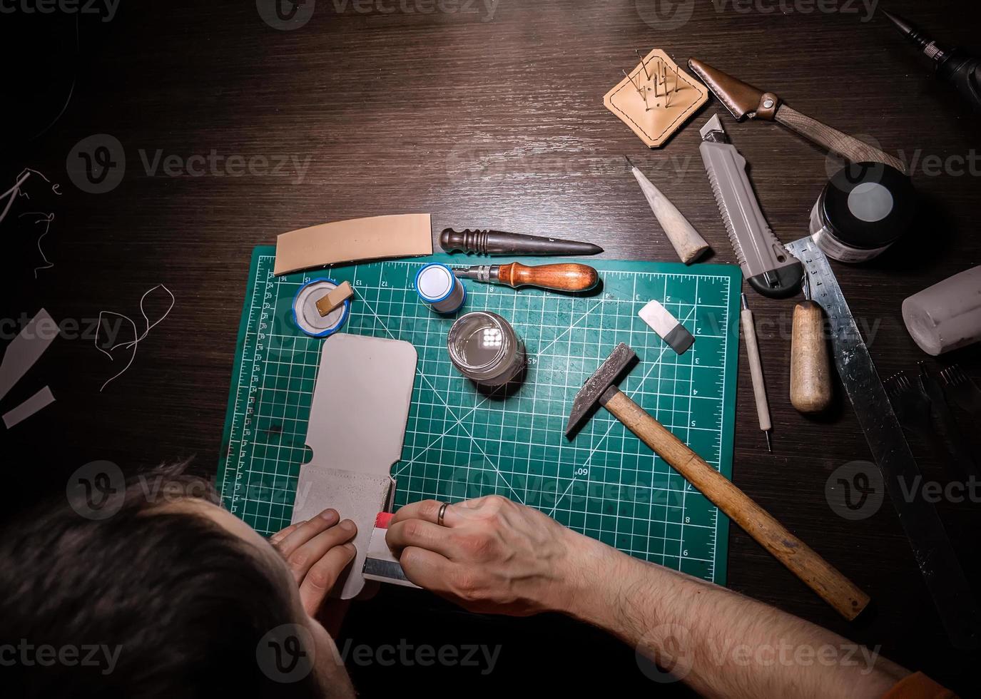 asistentes de lugar de trabajo para trabajar con cuero foto