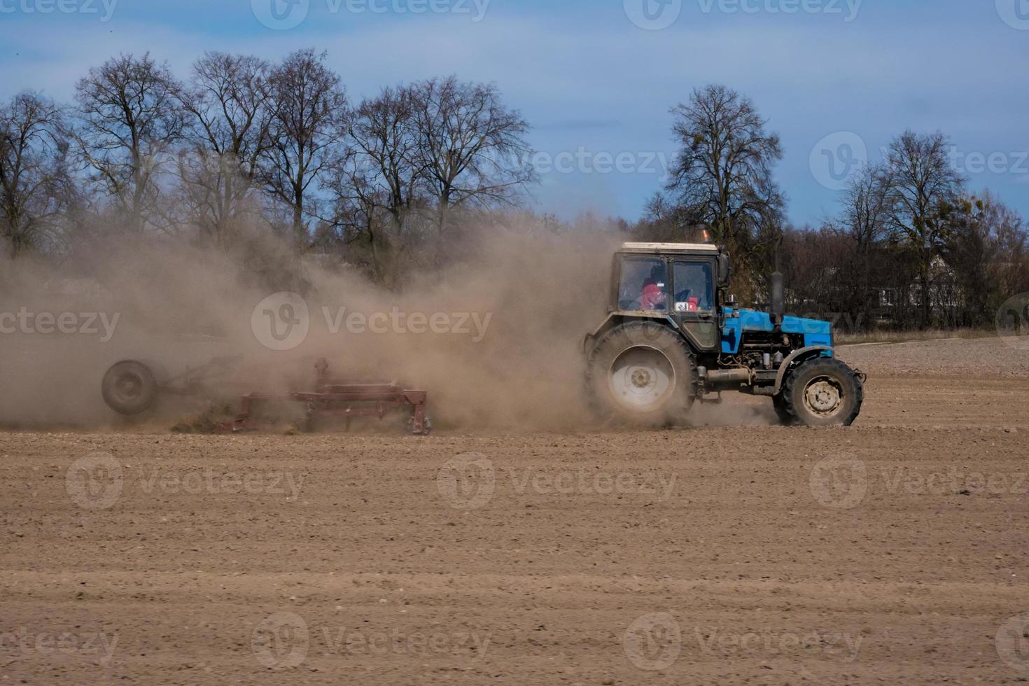 tractor arando el campo. agricultura. cultivo de la tierra foto