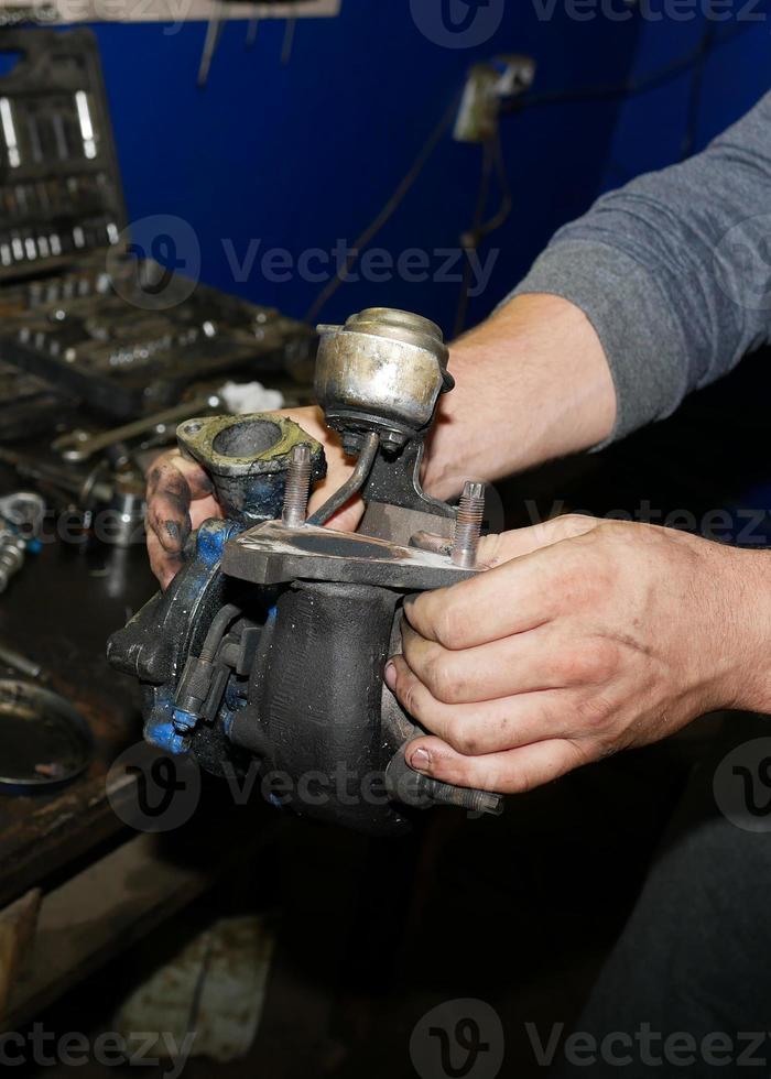 turbina de coche en manos del maestro foto