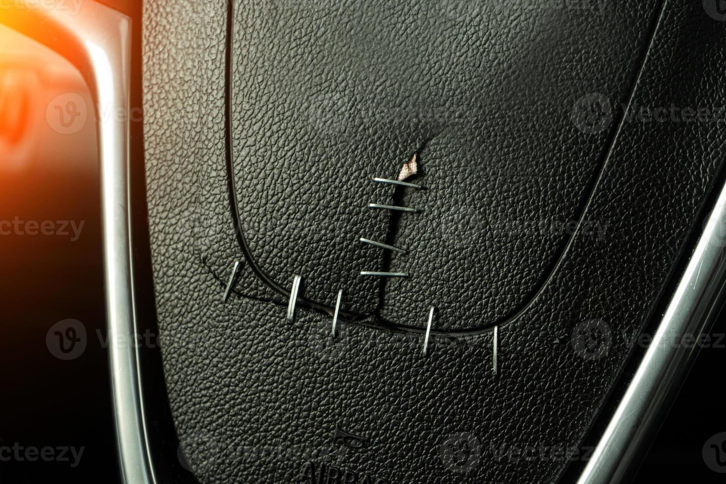 reparación de un airbag de coche disparado foto