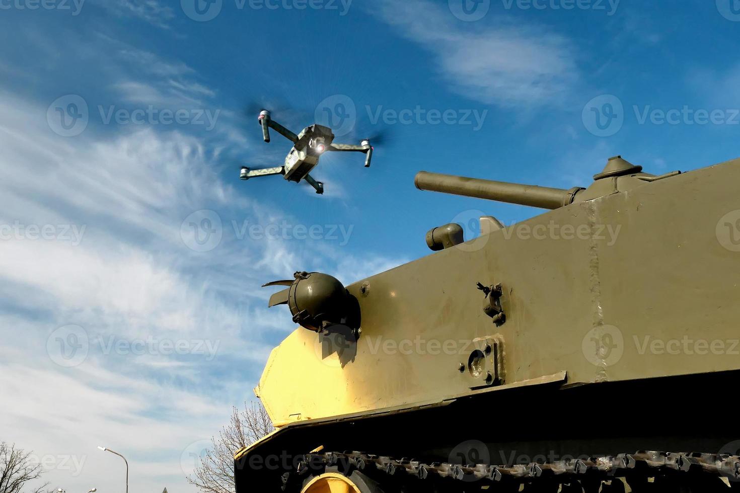 la lucha con los drones. quadcopter cerca del tanque foto