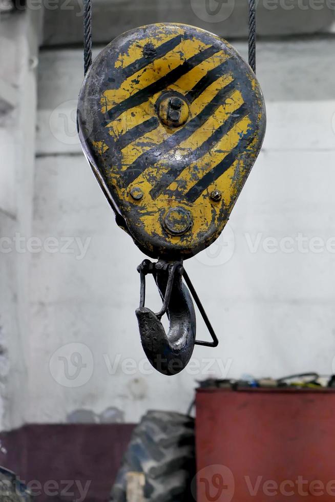 winch with a hook on the ceiling of the workshop photo